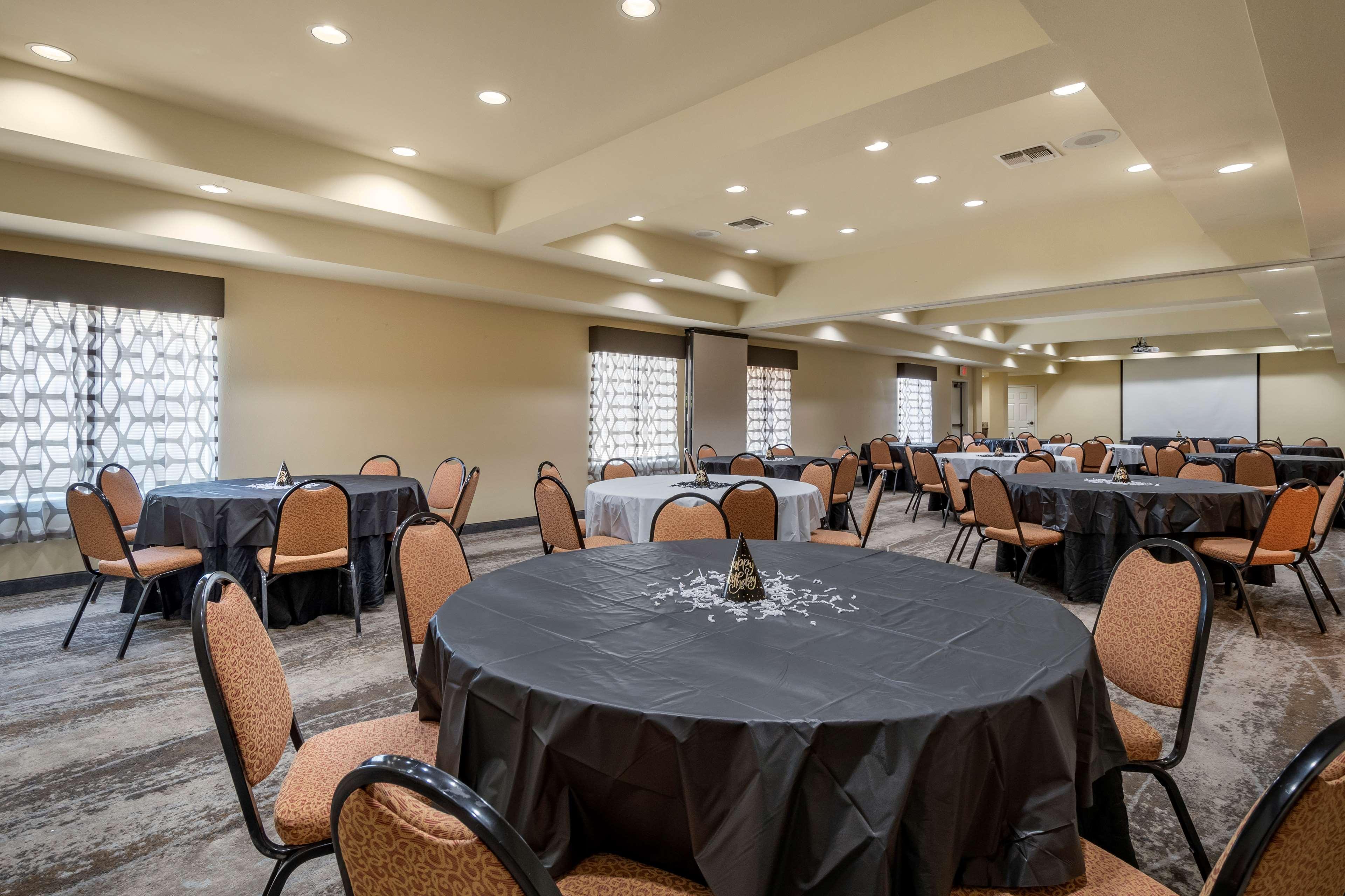 Western Monica Royale & Hotel 3*